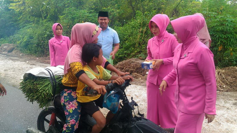 Lagi! Personil Polsek dan Bhayangkari Perhentian Raja Bagikan Takjil Gratis